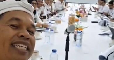 Gubernur Jawa Barat, Dedi Mulyadi, memimpin Rapat Koordinasi Perkeretaapian bertema “Rencana Reaktivasi dan Pembangunan Jalur Kereta Api Baru”, di Gedung Pakuan, Kota Bandung, Selasa (15/4/2025). Reaktivasi jalur KA Garut diharapkan dapat mendukung distribusi produk pertanian dan pariwisata daerah. (Foto : Biro Adpim Pemprov Jabar, instagram@dedimulyadi & Dok. Diskominfo Kab. Garut).