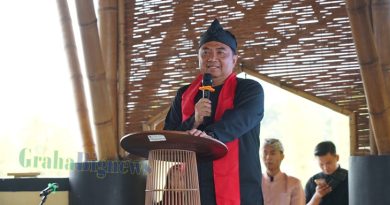 Bupati Garut, Abdusy Syakur Amin, dalam acara Launching BUMDes Hebat dan Desa Wisata Hebat Tahun 2025 yang dilaksanakan di Selaawi Bamboo Creative Center (SBCC), Kecamatan Selaawi, Kabupaten Garut, Kamis (17/4/2025).(Foto: M. Azi Zulhakim/ Anggana MKK/ Diskominfo Kab. Garut-grahabignews.com)