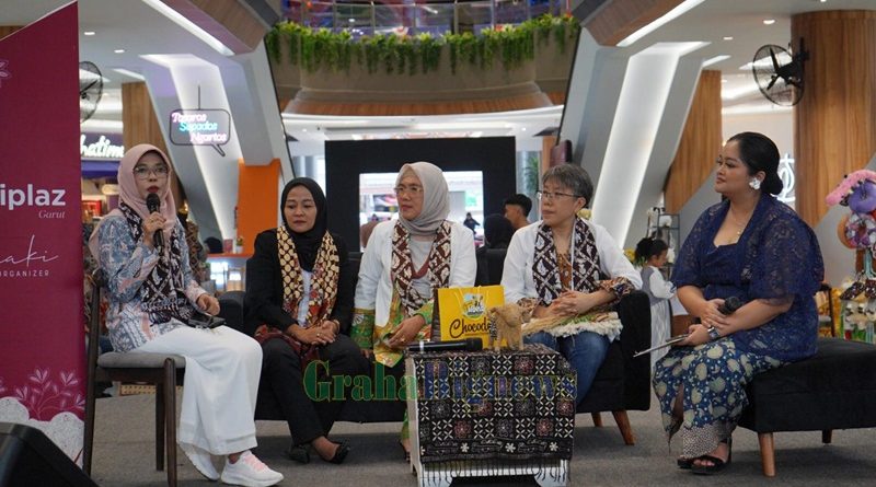 Talkshow Event Kartini bertema "Wanita & Pendidikan Membangun Generasi Cerdas dan Mandiri" yang digelar di City Plaza Mall Garut, Kecamatan Garut Kota, Minggu (20/4/2025). Acara ini dihadiri oleh sejumlah tokoh perempuan inspiratif dan bertujuan mendorong peran aktif perempuan dalam dunia pendidikan. (Foto: Ridwan Nur Faozan/ Diskominfo Kab. Garut-grahabignews.com)