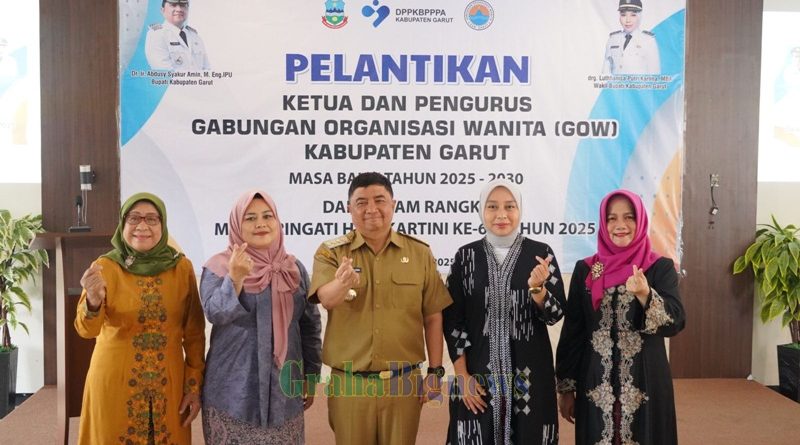 Bupati Garut, Abdusy Syakur Amin, melantik Ketua dan Pengurus Gabungan Organisasi Wanita (GOW) Kabupaten Garut Masa Bakti 2025–2030 di Aula DPPKBPPPA Kabupaten Garut, Kecamatan Tarogong Kidul, Senin (21/4/2025). Pelantikan ini bertepatan dengan peringatan Hari Kartini yang menegaskan pentingnya peran perempuan dalam pembangunan bangsa. (Foto: Ilham Kautsar Prawira/ Moch Ahdiansyah / Diskominfo Kab. Garut-grahabignews.com)