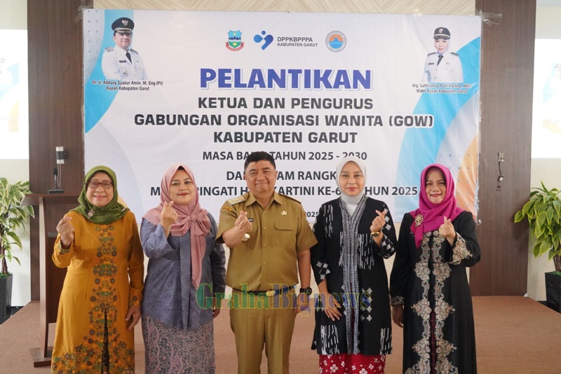 Bupati Garut, Abdusy Syakur Amin, melantik Ketua dan Pengurus Gabungan Organisasi Wanita (GOW) Kabupaten Garut Masa Bakti 2025–2030 di Aula DPPKBPPPA Kabupaten Garut, Kecamatan Tarogong Kidul, Senin (21/4/2025). Pelantikan ini bertepatan dengan peringatan Hari Kartini yang menegaskan pentingnya peran perempuan dalam pembangunan bangsa. (Foto: Ilham Kautsar Prawira/ Moch Ahdiansyah / Diskominfo Kab. Garut-grahabignews.com)