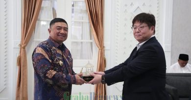 Bupati Garut, Abdusy Syakur Amin, menerima kunjungan Wakil Wali Kota Higashikawa, Hokkaido, Jepang, Fumihiro Sitou, di Ruang Pamengkang, Kecamatan Garut Kota, Selasa (22/4/2025). Kunjungan ini dalam rangka penjajakan kerja sama internasional antara Kabupaten Garut dan Kota Higashikawa. (Foto: Moch Ahdiansyah / Diskominfo Kab. Garut-grahabignews.com).