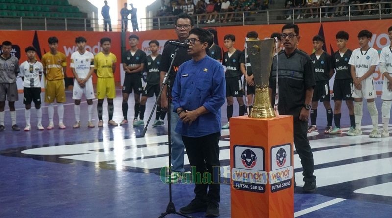 Kepala Dinas Pemuda dan Olahraga (Dispora) Kabupaten Garut, Ade Hendrarsyah, secara resmi membuka Wonder Futsal Series Region Garut 2025 yang bertempat di Gor Ciateul, Jalan Jayaraga, Kecamatan Tarogong Kidul, Kabupaten Garut, Selasa (22/4/2025).(Foto: Febri Noptageri/ Nijma Tazkiyatun/ Diskominfo Kab. Garut-grahabignews.com)