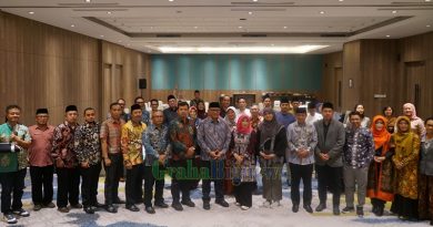 Sekretaris Direktorat Jenderal Pendidikan Islam Kementerian Agama RI, Arskal Salim, fot berama usai menghadiri dan memberikan sambutan pada kegiatan Uji Keterbacaan dan Uji Coba Modul Setara Pendidikan Kesehatan Reproduksi Berperspektif Islam berfoto bersama usai kegiatan yang diselenggarakan oleh Yayasan Gemilang Sehat Indonesia (YGSI) di Ballroom Hotel Santika, Kecamatan Tarogong Kaler, Kabupaten Garut, Rabu (23/4/2025). Kegiatan ini melibatkan perwakilan dari MTs, SMP, guru pelatih, serta pejabat dari Kantor Wilayah Kementerian Agama Provinsi Jawa Barat. (Foto: Febri Noptageri/ Diskominfo Kab. Garut-grahabignews.com)