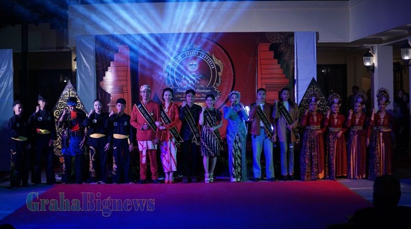 Pelaksanaan Anugerah Budaya Tahun 2025 yang diselenggarakan oleh Dewan Kebudayaan Kabupaten Garut (DKKG) di Area Piazza Firenze, Jalan Ahmad Yani, Kecamatan Garut Kota, Kabupaten Garut, Rabu malam (23/4/2025). (Foto : M. Sofyan Fauzi & Febri Noptageri/Diskominfo Kab. Garut-grahabignews.com).