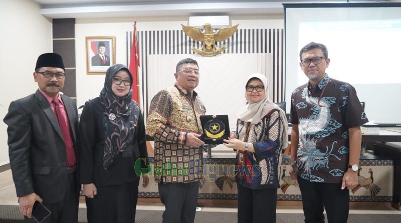 Bupati Garut, Abdusy Syakur Amin, menghadiri kegiatan Pemantauan Program Percepatan Penurunan Stunting Tahun 2025 yang berlangsung di Ruang Rapat Sekretariat Daerah (Setda) Kabupaten Garut, Jalan Pembangunan, Kecamatan Tarogong Kidul, Kabupaten Garut, Jum'at (25/4/2025). Bupati menekankan pentingnya sumber daya manusia yang sehat dan berkualitas sebagai pondasi mewujudkan Indonesia Emas 2045. (Foto: Moch Ahdiansyah/ Nijma Tazkiyatun/ Ridwan Nur Faozan/ Diskominfo Kab. Garut-grahabignews.com)