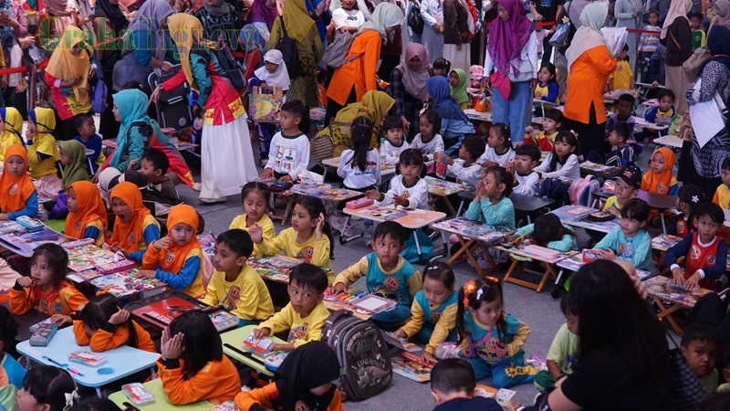  Ratusan siswa TK se-Kabupaten Garut antusias mengikuti lomba mewarnai dalam rangkaian Gebyar Prestasi Guru dan Siswa TK yang digelar IGTKI PGRI Kabupaten Garut di Amphitheater Ciplaz Garut, Sabtu (26/4/2025). (Foto: Sofyan Fauzi/ Ridwan Nur Faozan/ Diskominfo Kab. Garut-grahabignewscom)