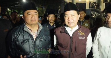 Pelaksanaan pelepasan 435 jemaah haji dan 7 orang petugas haji dari Kloter 22 Kabupaten Garut yang berlangsung di Halaman Gedung Pendopo, Kecamatan Garut Kota, Kabupaten Garut, Sabtu malam (10/5/2025).(Foto: Moch Ahdiansyah/ Diskominfo Kab. Garut-grahabignews.com)