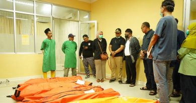 Bupati Garut, Abdusy Syakur Amin, dan Wakil Bupati Garut, Putri Karlina, meninjau kondisi korban ledakan amunisi tak layak pakai di RSUD Pameungpeuk Garut, Kecamatan Pameungpeuk, Kabupaten Garut, Senin (12/5/2025). (Foto : Revy Muzaqi Hersandi/Diskominfo Kab. Garut-grahabignews.com).