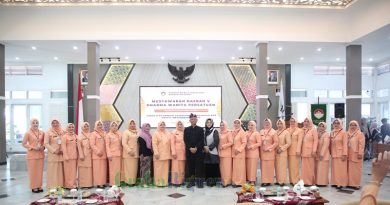 Sekretaris Daerah (Sekda) Kabupaten Garut, Nurdin Yana, menekankan pentingnya peran Dharma Wanita Persatuan (DWP) dalam menjaga keharmonisan keluarga Aparatur Sipil Negara (ASN) dan mendorong profesionalisme suami dalam bekerja. Hal ini disampaikan Sekda Nurdin Yana saat memberikan sambutan dalam kegiatan Musyawarah Daerah (Musda) V DWP Kabupaten Garut yang berlangsung di Gedung Pendopo, Jalan Kiansantang, Kecamatan Garut Kota, Kabupaten Garut, Kamis (15/5/2025).(Foto: Ridwan Nur Faozan/ Anggana MK/ Diskominfo Kab. Garut-grahabignews.com)