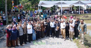 Pelaksanaan peresmian program Peningkatan Akses Makanan Bergizi untuk Masuk Miskin - Stunting melalui Budidaya Nila dan Aquaponik di Kabupaten Garut, yang dilaksanakan di Desa Sukasari, Kecamatan Banyuresmi, Kabupaten Garut, Kamis (15/5/2025). (Foto : Moch. Ahdiansyah/Diskominfo Kab. Garut-grahabignews.com). Pelaksanaan peresmian program Peningkatan Akses Makanan Bergizi untuk Masuk Miskin - Stunting melalui Budidaya Nila dan Aquaponik di Kabupaten Garut, yang dilaksanakan di Desa Sukasari, Kecamatan Banyuresmi, Kabupaten Garut, Kamis (15/5/2025). (Foto : Moch. Ahdiansyah/Diskominfo Kab. Garut-grahabignews.com).
