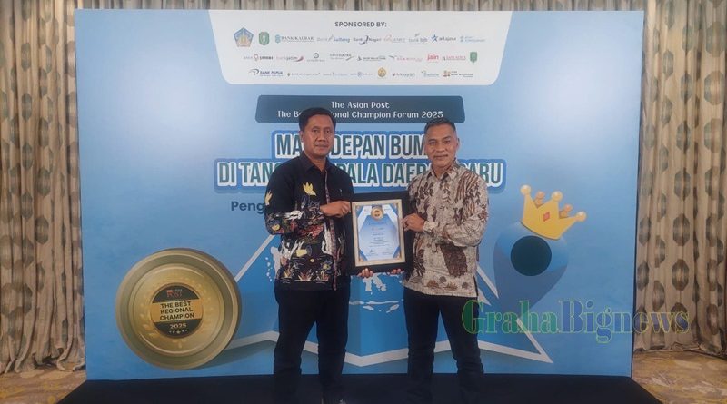 Ketua Dewan Pengawas BPR Garut, Saepul Hidayat, yang didampingi oleh Direktur Utama Bank Garut, Asep Cepy, menerima secara simbolis penghargaan dengan Predikat Sangat Baik (Excellent) dalam Kinerja Keuangan untuk Kategori Aset Rp250 Miliar sampai dengan Rp500 Miliar di ajang The Asian Post Regional Champion 2025, yang dilaksanakan di Grand Ballroom Shangri-La Hotel, Jakarta, (Foto : Dok. BPKAD Garut-grahabignews.com).