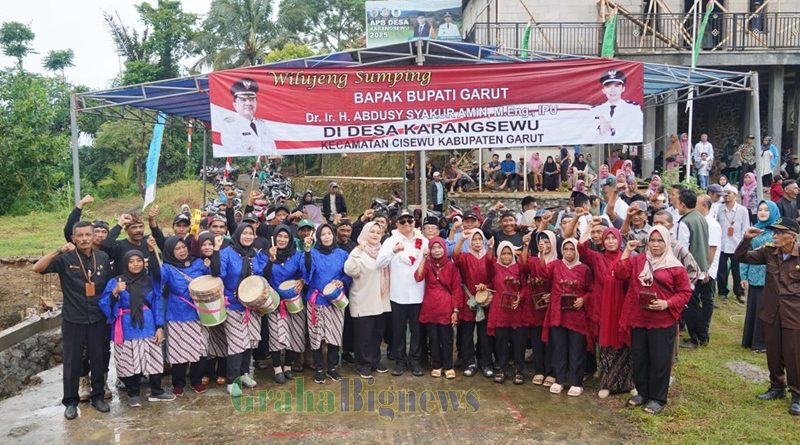 Bupati Garut, Abdusy Syakur Amin, melakukan peninjauan kondisi ruas jalan Desa Panggalih menuju Desa Karangsewu dan meletakkan batu pertama pembangunan Gelanggang Olahraga (GOR) Desa Karangsewu. Kunjungan kerja ini berlangsung di Desa Panggalih dan Desa Karangsewu, Kecamatan Cisewu, Kabupaten Garut, Rabu (21/5/2025).(Foto: Moch. Ahdiansyah/ Diskominfo Kab. Garut-grahabignews.com.Garut )