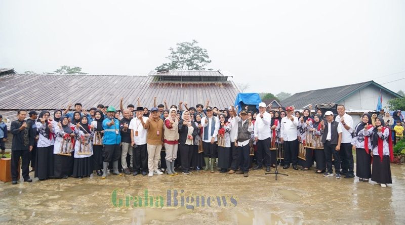 Bupati Garut, Abdusy Syakur Amin, melakukan monitoring Roadshow Pelayanan Publik yang bertempat di Lapangan Lemah Luhur Cisewu, Kecamatan Cisewu, Kabupaten Garut, Rabu (21/5/2025). (Foto: Moch. Ahdiansyah/ M. Azi Zulhakim/ Diskominfo Kab. Garut-grahabignews.com)
