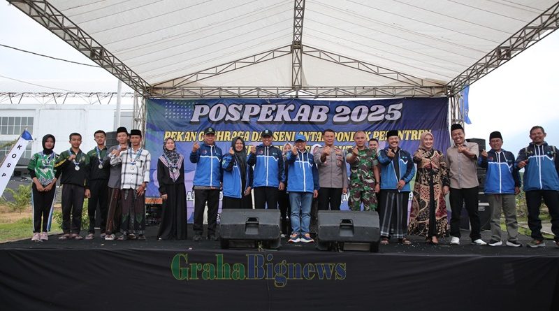 Pekan Olahraga dan Seni antar Pondok Pesantren Tingkat Kabupaten (POSPEKAB) 2025 resmi dibuka di SOR R.A.A. Adiwijaya, Kecamatan Tarogong Kidul, Kabupaten Garut, Jum'at (20/6/2025).(Foto: Ridwan Nur Faozan/ Diskominfo Kab. Garut)