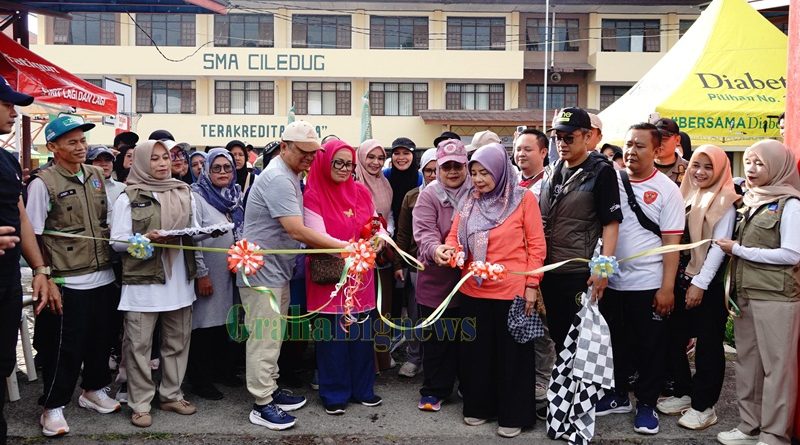 Pembukaan Jalan Sehat Gebyar Milad 50 Tahun Yayasan Al-Musadaddiyah yang berlangsung di Komplek Yayasan Al-Musadaddiyah Garut, Kecamatan Tarogong Kidul, Kabupaten Garut, Kamis (26/7/2025).(Foto: Moch Ahdiansyah/ Diskominfo Kab. Garut)