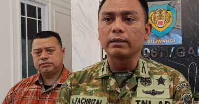 Viral Pria Berkaos Loreng Diduga Halangi Polisi di Garut, Dandim Tegaskan Bukan Anggota TNI Aktif Viral Pria Berkaos Loreng Diduga Halangi Polisi di Garut, Dandim Tegaskan Bukan Anggota TNI Aktif
