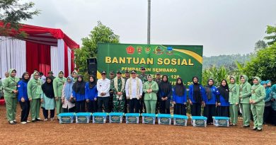 TNI Manunggal Membangun Desa ke-128 Resmi Dibuka, Perkuat Sinergi Bangun Desa dari Akar Rumput  Garut || Semangat kebersamaan dan gotong royong kembali digaungkan dalam Upacara Pembukaan TNI Manunggal Membangun Desa (TMMD) ke-128 Tahun Anggaran 2026 yang digelar di Lapang Situ Ciranca, Kampung Cidahu, Desa Mekarmulya, Kecamatan Malangbong, Kabupaten Garut, Rabu (22/4/2026).  Kegiatan yang dimulai pukul 09.00 WIB ini berlangsung khidmat dengan Bupati Garut, Abdusy Syakur Amin, bertindak sebagai Inspektur Upacara. Mengusung tema “TMMD Satukan Langkah, Membangun Negeri dari Desa”, program ini menjadi bukti nyata sinergi antara TNI, pemerintah daerah, dan masyarakat dalam mempercepat pembangunan di wilayah pedesaan.  Upacara turut dihadiri unsur penting dari jajaran TNI dan pemerintah, di antaranya Kasrem 062/Tarumanagara, para Dandim se-Priangan Timur, Forkopimda Kabupaten Garut, perwakilan Polres Garut, tokoh agama, tokoh masyarakat, serta warga setempat yang antusias menyambut program ini.  Dalam amanatnya, Bupati Garut menegaskan bahwa TMMD merupakan implementasi dari tugas pokok TNI dalam mendukung pembangunan nasional, sebagaimana diamanatkan dalam Undang-Undang. Program ini tidak hanya berfokus pada pembangunan fisik, tetapi juga nonfisik yang menyentuh langsung kebutuhan masyarakat.  “TMMD adalah wujud nyata kemanunggalan TNI dengan rakyat. Melalui program ini, kita percepat pembangunan desa, tingkatkan kesejahteraan masyarakat, sekaligus memperkuat ketahanan wilayah,” ujarnya.  Pada TMMD ke-128 ini, sasaran fisik yang menjadi prioritas adalah pembangunan jalan poros desa sepanjang kurang lebih 1,5 kilometer di Desa Mekarmulya. Infrastruktur tersebut diharapkan mampu membuka akses dan memperlancar aktivitas ekonomi masyarakat.  Selain itu, program unggulan Kepala Staf Angkatan Darat (KASAD) juga akan dilaksanakan, seperti pembangunan rumah tidak layak huni (Rutilahu) dan pembuatan sumur bor untuk memenuhi kebutuhan air bersih warga.  Tak hanya pembangunan fisik, TMMD juga menghadirkan berbagai kegiatan nonfisik berupa penyuluhan dan pelayanan kepada masyarakat. Mulai dari wawasan kebangsaan, bahaya narkoba, radikalisme, hingga pelayanan administrasi kependudukan, kesehatan gratis, dan penanggulangan bencana.  Rangkaian kegiatan dilanjutkan dengan penyerahan bantuan sosial oleh Bupati Garut kepada masyarakat, dilanjutkan peninjauan layanan pengobatan gratis serta bazar pasar murah yang disambut antusias oleh warga.  Seluruh rangkaian kegiatan berakhir pada pukul 11.10 WIB dalam suasana aman, tertib, dan penuh semangat kebersamaan.  Melalui TMMD ke-128 ini, diharapkan semangat gotong royong terus tumbuh dan menjadi kekuatan utama dalam membangun desa sebagai fondasi kemajuan bangsa. *
