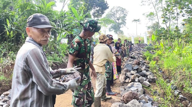 TMMD ke-128, TNI dan Warga Bangun Jalan 1.500 Meter di Kampung Cidahu Garut