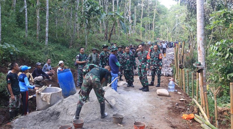 Dansatgas TMMD Ke-128 KODIM 0611/Garut Tinjau Pembangunan Jalan Di Kampung Cidahu