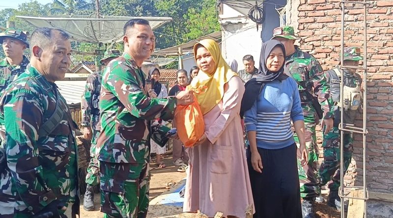 Dansatgas TMMD Ke-128 KODIM 0611/Garut Salurkan Bansos Dor To Door Kepada Warga