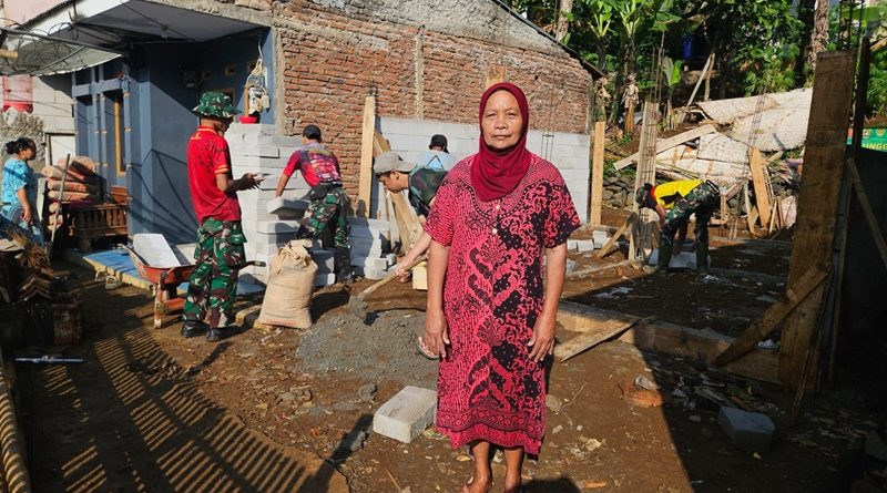 Ibu Uun Dapat Rutilahu Dari Program TMMD ke 128 Kodim 0611 Garut
