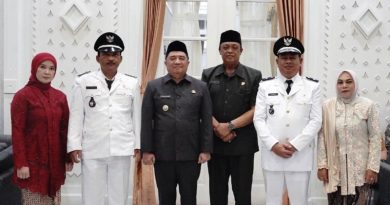 Bupati Garut Lantik Dua Kepala Desa PAW Cinunuk dan Mekarsari
