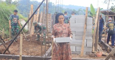 Semangat Ibu Juju Turut Bangun Rumah Layak Huni di TMMD 128