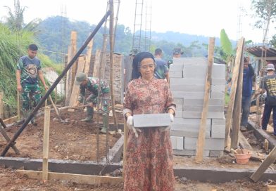 Semangat Ibu Juju Turut Bangun Rumah Layak Huni di TMMD 128