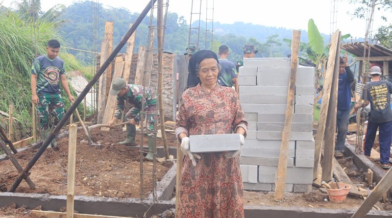 Semangat Ibu Juju Turut Bangun Rumah Layak Huni di TMMD 128