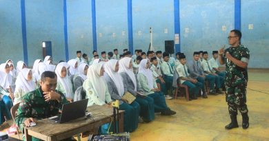 Danramil Sucinaraja Berikan Pelatihan Bela Negara Pada Peserta Didik di TMMD 128