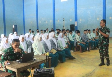 Danramil Sucinaraja Berikan Pelatihan Bela Negara Pada Peserta Didik di TMMD 128