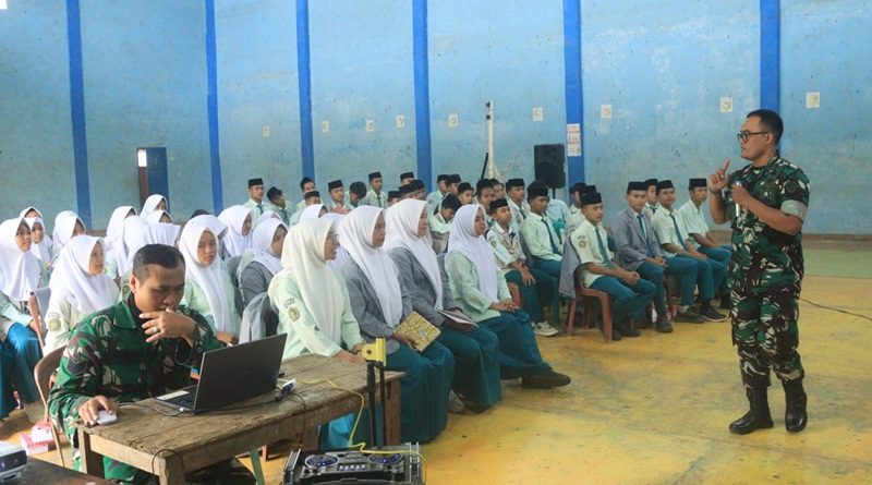 Danramil Sucinaraja Berikan Pelatihan Bela Negara Pada Peserta Didik di TMMD 128