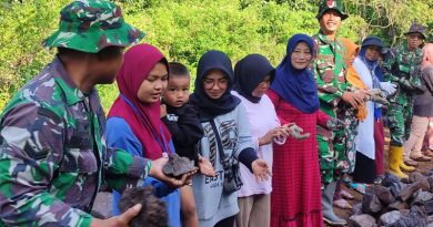 Semangat Luar Biasa Ibu Ani Bekerja Sambil Menggendong Anak Dalam Pembangunan Jalan TMMD 128